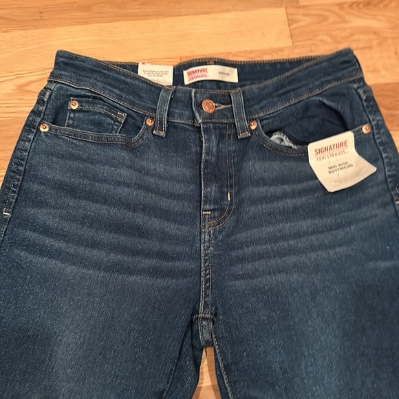 Signature by Levi Strauss NWT mid rise boyfriend jeans - Picture 2 of 8